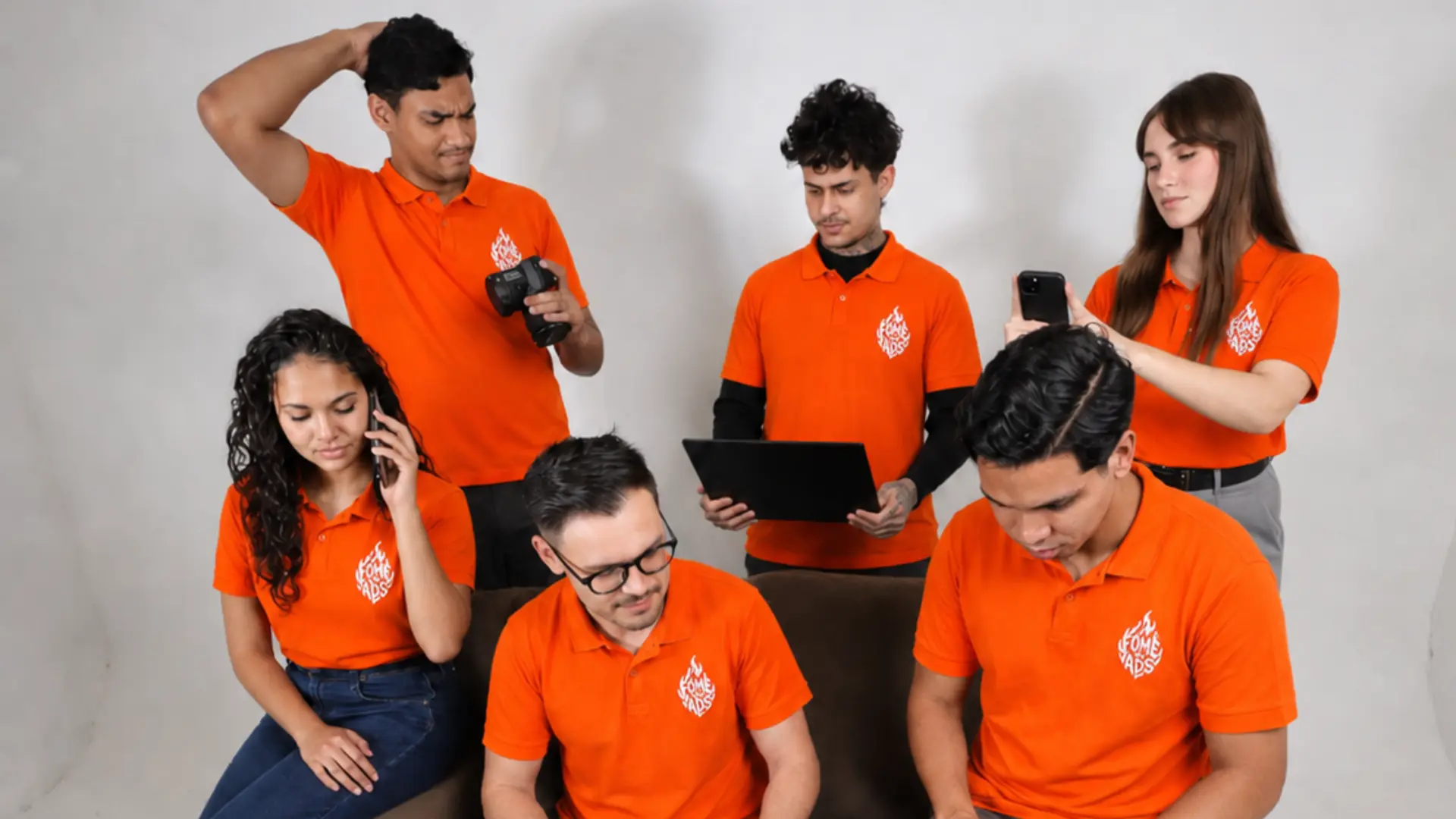 Equipe da Fome de Ads uniformizada em sessão de trabalho